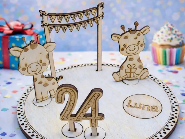 Personalisierter Geburtstagsteller Giraffe aus Holz – mit Name, Alter & liebevollen Motiven